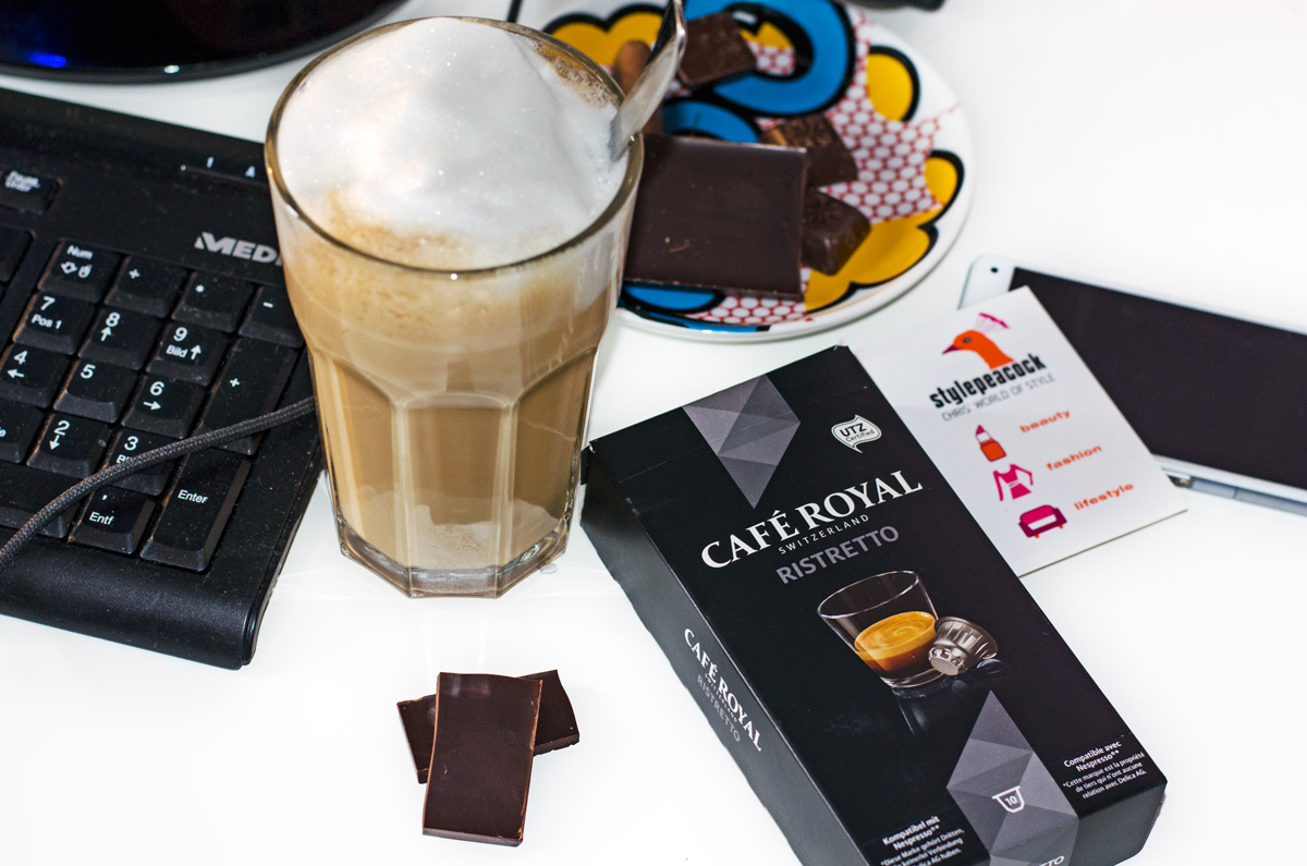 Kooperation Pause am Vormittag mit Latte Macciato und Schokolade