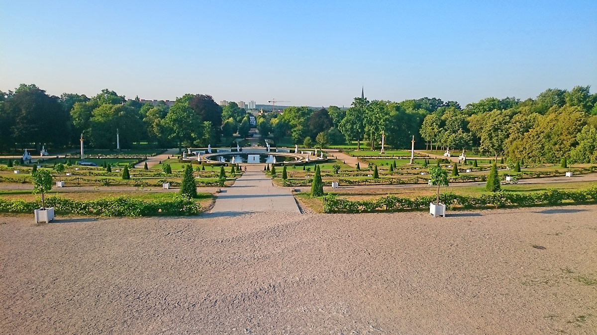 Joggen im Park Sanssouci am frühen Morgen | Schloss Sanssouci: Blick über die Terrassen