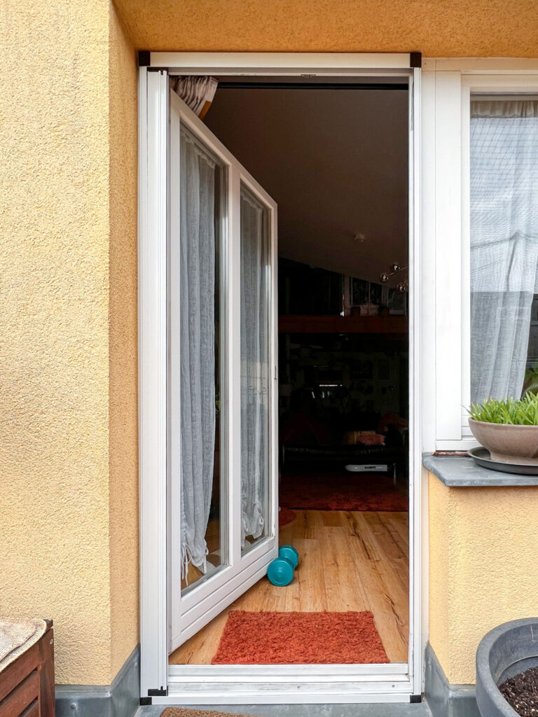 Insektenschutz Plisseetür nach Maß für den Balkon
