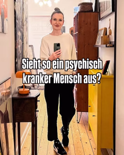 Sieht so ein psychisch kranker Mensch aus?
Ja. Oder so wie du. Dein Nachbar. Dein Kind. Deine Eltern.
Psychische Erkrankungen sind oft unsichtbar.

Depressive weinen nicht den ganzen Tag, schizophrene Menschen sprechen nicht ununterbrochen wirr vor sich hin und Angst hat kein Gesicht. Genau das macht psychische Erkrankungen so schwer erkennbar – und so leicht missverstanden.

Trotzdem erlaubt sich unsere Regierung aktuell, psychisch erkrankte Menschen als potenzielle Schwindler darzustellen. Dabei kämpfen viele Betroffene ohnehin schon mit Scham, sozialem Rückzug und existenzieller Unsicherheit. Wer im Bürgergeld – bald Grundsicherung – landet, tut das nicht aus Bequemlichkeit, sondern weil es nicht anders geht. @cdu @merzcdu @bundeskanzler 

Nun sollen Jobcenter-Mitarbeiter psychisch kranke Menschen „mustern“ und beurteilen. Menschen ohne medizinische oder psychologische Ausbildung sollen Diagnosen einschätzen, für die Fachärzt*innen oft Monate oder Jahre benötigen und die sich nicht einfach durch Messwerte erfassen lassen.

Der Weg zu einer Diagnose ist lang: stilles Leiden, Angst, Hoffnung, Zusammenreißen – bis irgendwann nichts mehr geht. Und selbst wer endlich eine Diagnose hat, ist damit längst nicht gesund. Therapieplätze fehlen, Kassenpatienten werden oft abgewiesen, und der eigentliche Kampf beginnt häufig erst nach der Diagnose.

Wenn nun Laien die Beurteilung psychischer Erkrankungen übernehmen sollen, diffamiert das nicht nur Betroffene – es entwertet auch die Expertise von Ärztinnen, Therapeutinnen und allen, die jahrelang für diese Arbeit ausgebildet wurden.

Psychische Erkrankungen sind real – auch wenn man sie nicht sieht.
Und was Betroffene brauchen, ist Respekt, Verständnis und echte Unterstützung, keine Stigmatisierung von oben.

👉 Wie siehst du das?
Hast du eigene Erfahrungen mit unsichtbaren Erkrankungen oder im Kontakt mit Behörden?

#mentalhealthawareness #unsichtbarekrankheit #psychischegesundheit #mentalegesundheit #wegausderdepression