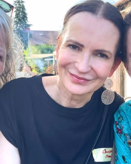 🌸 Midsommar-Feeling pur! 🌿✨
40 Jahre Abi mit Besuch der alten Heimat.
Heute Morgen bin ich im Garten meines Elternhauses, wo die Hortensien um die Wette blühen! 💕 Wir feiern nicht nur Mittsommer, sondern auch 40 Jahre Abijubiläum in meiner Heimatstadt! 🎓🥂
Es war gestern ein wunderbarer Abend mit so vielen vertrauten Gesichtern, schönen Gesprächen und ganz viel Lachen – als wäre kein Tag vergangen.

➡️ Swipe für mehr Gartenliebe 🌼
#mmh_midsommar #meetmyhomechallenge von @lena.aus.dem.schwedenhaus
#gardenmagic #hortensienliebe #midsommarvibes #heimatbesuch #blütenzauber #summermoments #40jahreabi #klassentreffen #gartenfreude #mmh_greenliving #greenescape #flowerpower #over50andfabulous