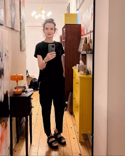 🪞Mal wieder ein Spiegelselfie ✨
Hier ist es gerade ein wenig still, weil ich mich stark auf meine künstlerische Entwicklung konzentriere. Wer mehr von meiner Kunst sehen möchte: Folgt mir gerne auch auf @walzart 👩🏻‍🎨 – dort gibt es regelmäßige Einblicke ins Atelier und neue Werke. 🎨
Heute aber ein anderer Schritt in meinem „Ankommen“ in Berlin: letzte Woche zur neuen Hausarztpraxis, heute zum Zahnarzt.
Als Kassenpatient gute Praxen zu finden (und dann auch noch zeitnah Termine!) ist gar nicht so einfach.
Mich interessiert: Wie sind eure Erfahrungen?
Habt ihr schon öfter Ärzt:innen gewechselt oder seid ihr treu seit Jahren bei den gleichen geblieben?

#arthomeberlin #newinberlin #berlinmoments #artistslife #alltaginberlin #kunstundalltag #berlinartistlife #walzart #künstlerinnenleben #livinginberlin #berlincommunity #walzart #kassenpatient #altbauliebe #berlinartist #berlinartiststudio