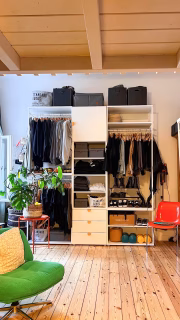 [unbezahlte Werbung da Markennennung]
Mein neuer Kleiderschrank. 🧡
Zuvor? Zu voll, zu chaotisch. Schon länger hatte ich vor, die Mackapär Garderobenständer gegen ein anderes offenes Schranksystem zu tauschen.
Ebenfalls vom Schweden ist die neue Lösung. Platsa bietet unglaublich viele Kombinationsmöglichkeiten und ist auch in nur 40 cm Tiefe erhältlich. Da bei mir der Schrank seitlich vor das einzige Fenster des Berliner Zimmers* muss, sollte er nicht zu tief und kompakt sein. Dafür könnte ich in die Höhe gehen. Mein neuer Schrank ist gut 2,40 m hoch und lässt bei meiner Raumhöhe von rund 3,15 m noch Platz für Boxen obendrauf.

Mir gefällt, dass viele Teile aus Metall sind. Das Aufbauen ist natürlich anstrengend, aber auch alleine machbar. Ich habe mit allem, also auch mit dem Umräumen, an die Wand dübeln  etc. ohne Hilfe 2 Tage benötigt.
Toll für unebene, schiefe Altbauböden sind die verstellbaren Füße „Lätthet“. 
 Superpraktisch sind die Aufsteckgriffe „Lattmask“ (gibt’s auch in Weiß). Ohne Bohren sind sie einfach wieder auszutauschen. 
Im Platsa Planer, am besten am Desktop, könnt ihr euch eure persönliche Kombi easy zusammenstellen.
Am meisten geflucht habe ich bei den Schubladen mit dem tricky Metallstecksystem und der kryptischen Anleitung. Achtung: Bei den Schubladen muss eine anders zusammengesetzt werden als die beiden übrigen, damit die Fronten vorne alle nahtlos schließen. Für die Tür habe ich die sanft schließenden Scharniere Hjälpa genommen. Nach 2 Tagen fleißiger Arbeit steht mein neuer offener Schrank und ich finde ihn klasse. Zu zweit geht es sicherlich schneller.
 
Hast du einen offenen oder geschlossenen Schrank und was würdest du bevorzugen? Wie gefällt dir meine Lösung?

*Ein Berliner Zimmer ist der Raum einer Altbauwohnung, der nur ein Eckfenster besitzt und daher nicht sehr hell ist.

#offenerschrank #platsa #ikeaplatsa #ankleinjury #closet #einrichtungsideen #interiör #interior2you #ikeaatmine #meinikea #ikeax #yesikea #ikeaatmyplace #meinschlafzimmer #mybdrm #berlinerzimmer #ikeabedroom #ikeainspiration