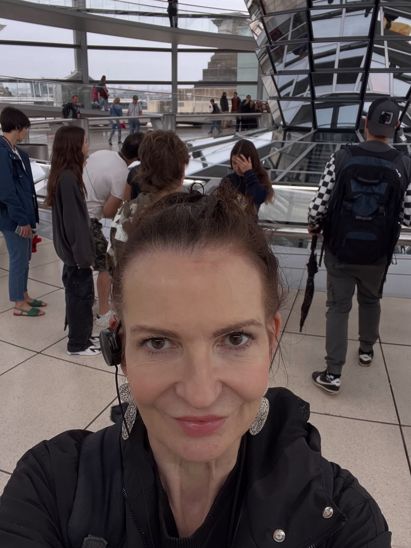 Grüße aus dem Bundestag.
Derzeit fällt mir oftmals nicht so wahnsinnig viel ein, was ich aus meinem Leben berichten könnte. Heute gibt’s dafür ein langes Statement.
Im Vordergrund stehen für mich derzeit meine künstlerische Arbeit und meine Beschäftigung mit der nationalen – wie auch internationalen politischen Lage.
Mir ist bewusst, dass es einige nervt, dass ich so viele politische Beiträge in meinen Storys reposte. Manch einer ist auch schon abgesprungen, andere sind hinzugekommen. 
Mein Content ist nicht auf Algorithmen und Gefälligkeit gepolt. Das bin einfach ich.
Politik und Geschichte haben mich schon immer interessiert . Das ist es, was unsere Lebensbedingungen prägt. Mein Leben war als Alleinerziehende, weitgehend selbstständig, durchsetzt mit prekären Jobs. Bis vor kurzem war da wenig Raum für echte Selbstverwirklichung, umso mehr jedoch für Existenzängste, Depressionen und Angstzustände.
Jahrzehntelang habe ich mehrere Jobs parallel gemacht, meist auch am Wochenende gearbeitet. Dazu kamen Rück- und Schicksalsschläge und berufliche Einbrüche. Im nächsten Jahr werde ich 60 und mein Körper serviert mir allmählich die Quittung. Eine Rentenerwartung in dreistelligen Bereich verspricht keinen Lebensabend mit herrlichem Reisen und sozialer Teilhabe. 
Das ist kein Gejammer, einfach Tatsache – und zwar die sehr vieler Frauen, vor allem meiner Generation. Daher machen mich Sozialabbau, die ignorante Arroganz und Intoleranz widerlicher wohlhabender Erzkonservativer und Rechtsradikaler so sauer. Ich weiß, dass auch fleißige Menschen ganz schnell sozial abrutschen, das Bedingungen nicht immer fair sind und Menschen eben verschiedene Begabungen und unterschiedliche Befähigungen haben. Die sucht man sich ebenso wenig aus wie Hautfarbe oder Herkunft. 
Wie oft habe ich gehört, dass meine prekäre Situation hausgemacht sei.
Weiter geht’s in den Kommentaren: ⤵️

#buyfromartists #buyartonline #buyoriginalart