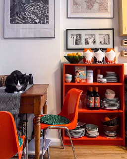 [unbezahlte Werbung | selbst gekauft]
Ich konnte den Katzendosen der limitierten **GREJSIMOJS Edition** aus Schweden einfach nicht widerstehen. 🐾🧡

Eigentlich fürs Kinderzimmer gedacht, haben die Aufbewahrungsdosen von IKEA mit Deckel direkt mein Küchenherz erobert. Und mal ehrlich: Passen sie nicht perfekt zu meiner Küche – und noch besser zu meinen Tuxedo-Mädels? 🖤🤍

Außerdem durfte ein zweiter **RÅSKOG Servierwagen** einziehen – diesmal in Salbeigrün und in der kleineren Variante. Der große in Creme begleitet mich schon seit Jahren, der kleine passt nun perfekt unter den Küchentisch und bietet überraschend viel Stauraum. Praktisch, flexibel und einfach schön.

🐈‍⬛ 🐈 Hand aufs Herz: Könnt ihr als Katzenfans solchen Dingen wirklich widerstehen? 😼👇

#kitcheninspo #IKEAatmyplace #catloversofinstagram #ikeaatmine #yesIKEA